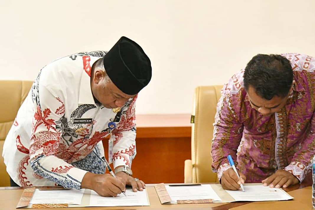 Bupati Oskar Manoppo dan Rektor UDK Muharto menandatangani MoU peningkatan SDM di Boltim