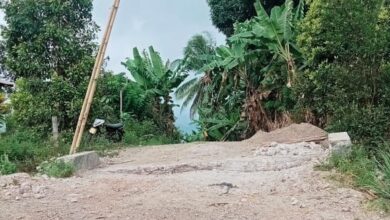 Plat Duiker Bai Boltim rusak parah akibat kendaraan berat melintas.