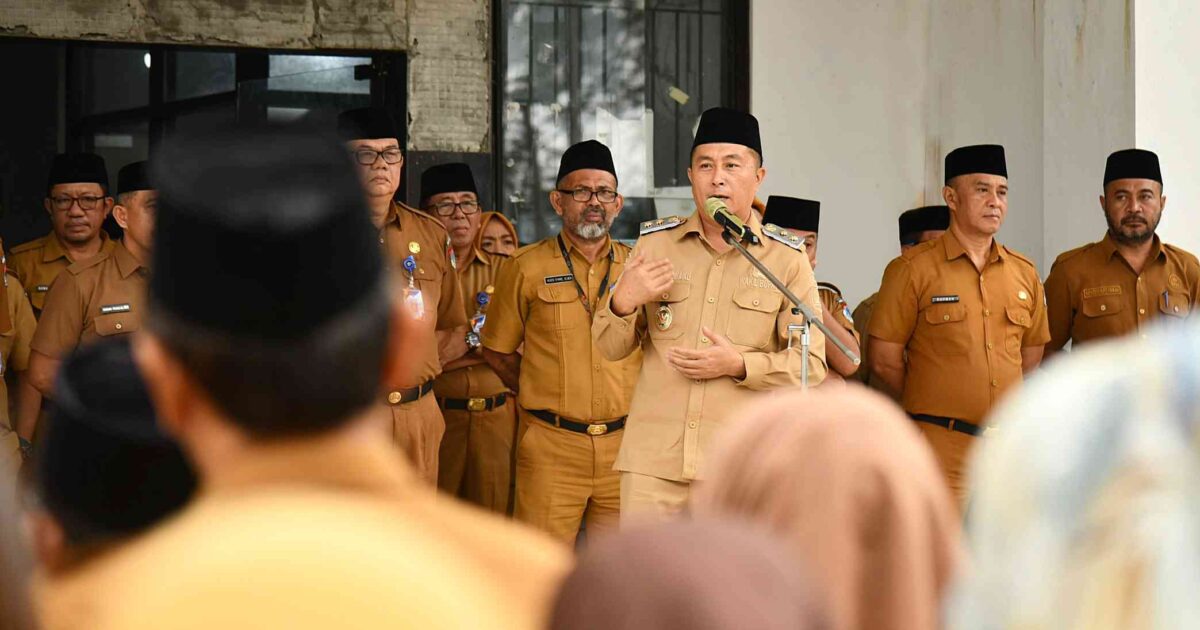 Wabup Boltim Argo Sumaiku tegur ASN yang lalai tugas saat apel kerja di Kantor Bupati Boltim.