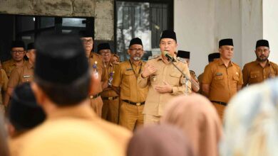 Wabup Boltim Argo Sumaiku tegur ASN yang lalai tugas saat apel kerja di Kantor Bupati Boltim.