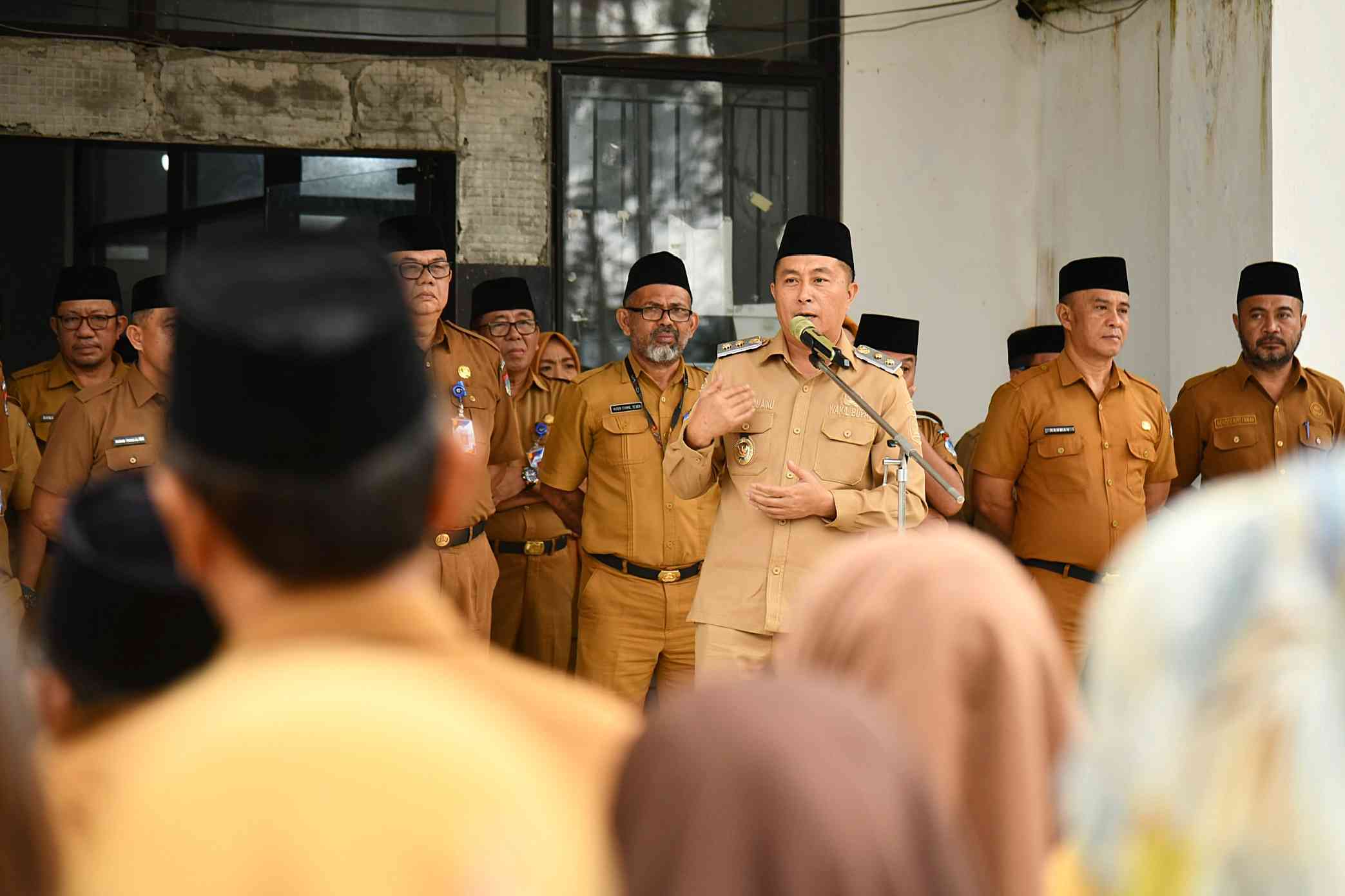 Wabup Boltim Argo Sumaiku tegur ASN yang lalai tugas saat apel kerja di Kantor Bupati Boltim.
