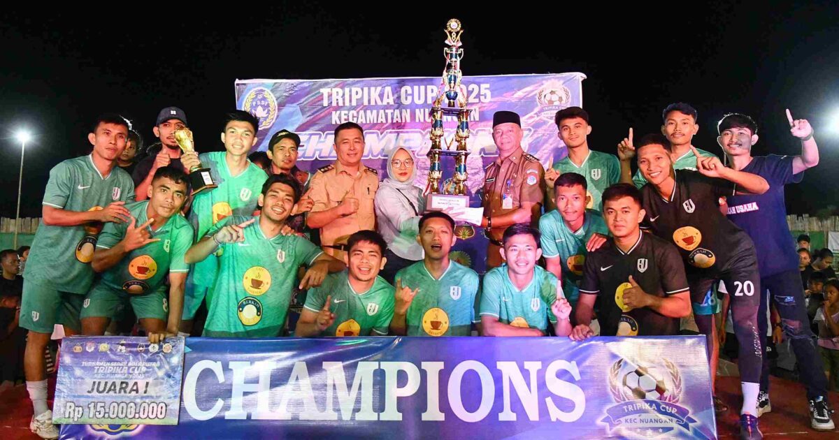 BUFC Nuangan I menerima trofi juara Tripika Cup 2025 dari Bupati Oskar Manoppo dan Wakil Bupati Argo Suamiku di Lapangan Garuda Nuangan.