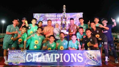 BUFC Nuangan I menerima trofi juara Tripika Cup 2025 dari Bupati Oskar Manoppo dan Wakil Bupati Argo Suamiku di Lapangan Garuda Nuangan.