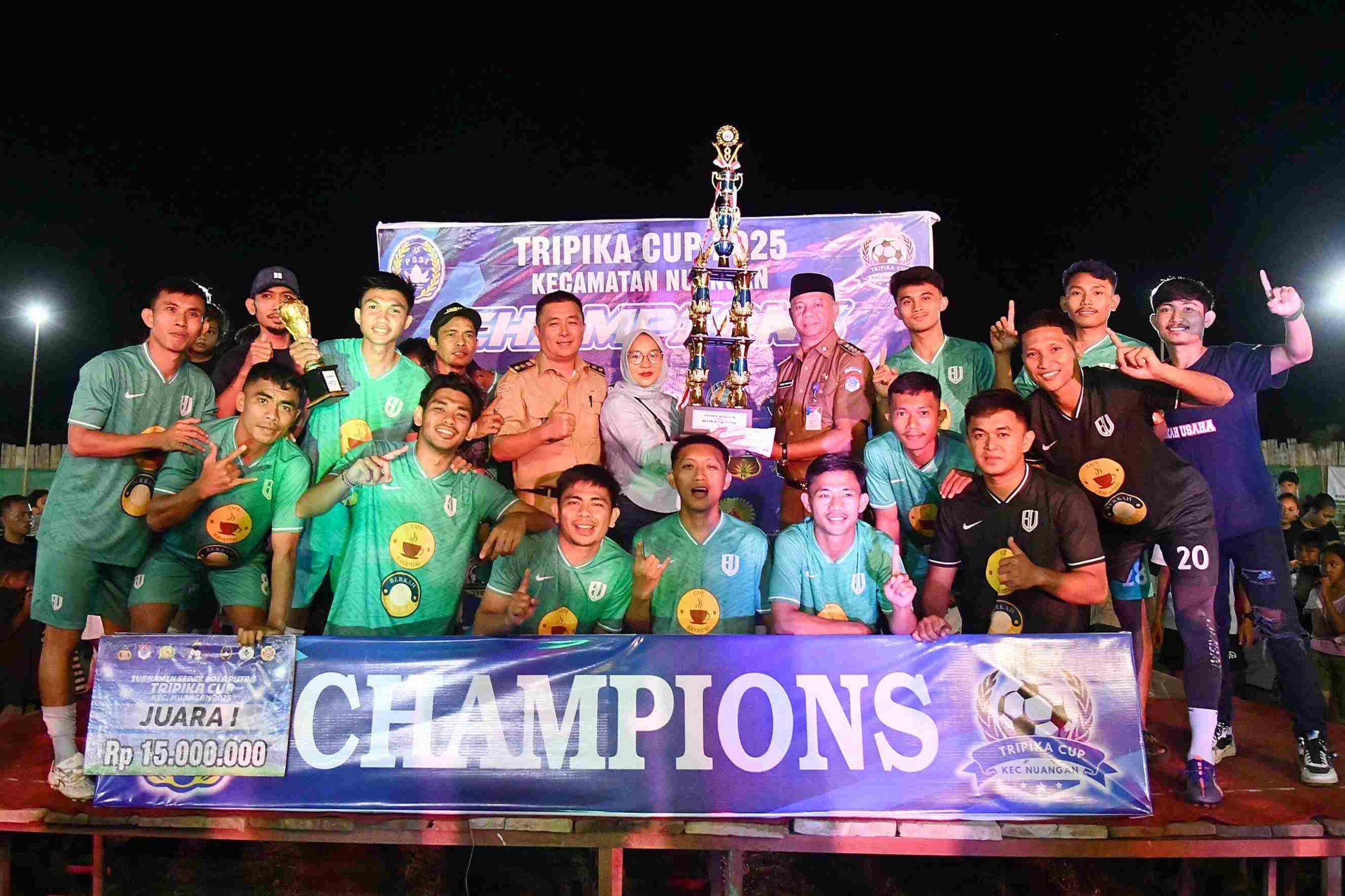 BUFC Nuangan I menerima trofi juara Tripika Cup 2025 dari Bupati Oskar Manoppo dan Wakil Bupati Argo Suamiku di Lapangan Garuda Nuangan.