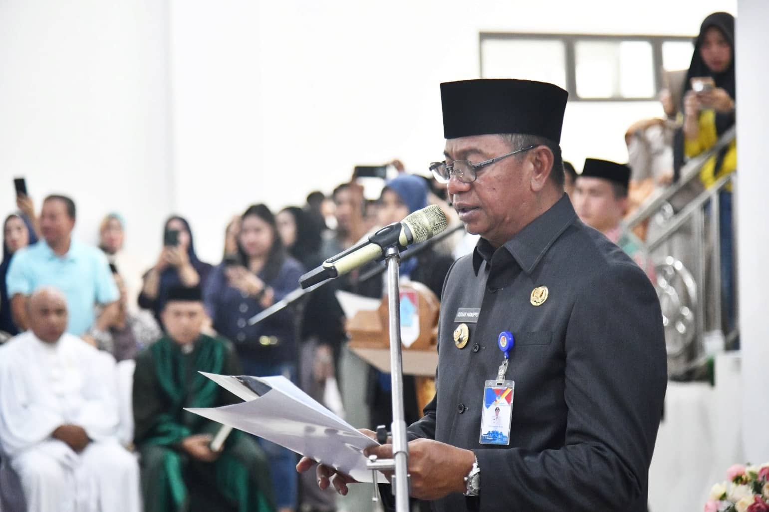Bupati Oskar Manoppo memberikan arahan usai pelantikan pejabat Boltim.