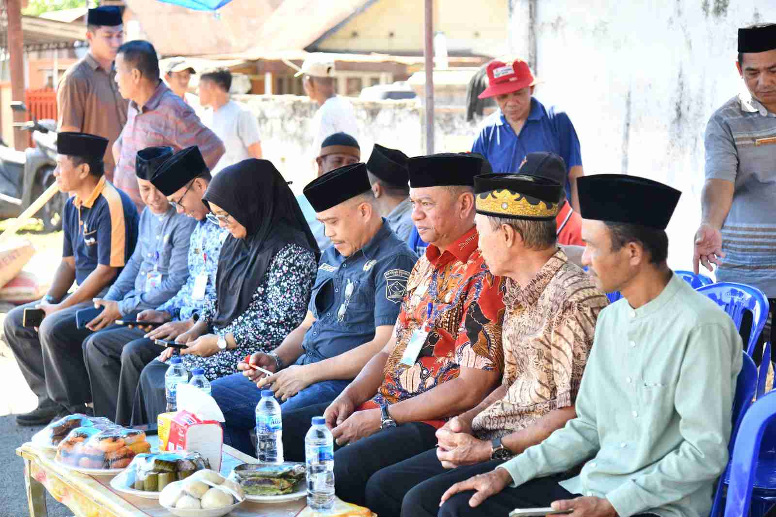 Bupati Oskar Manoppo berfoto bersama tokoh masyarakat Desa Togid usai peletakan batu pertama TPQ Boki Silagondo.