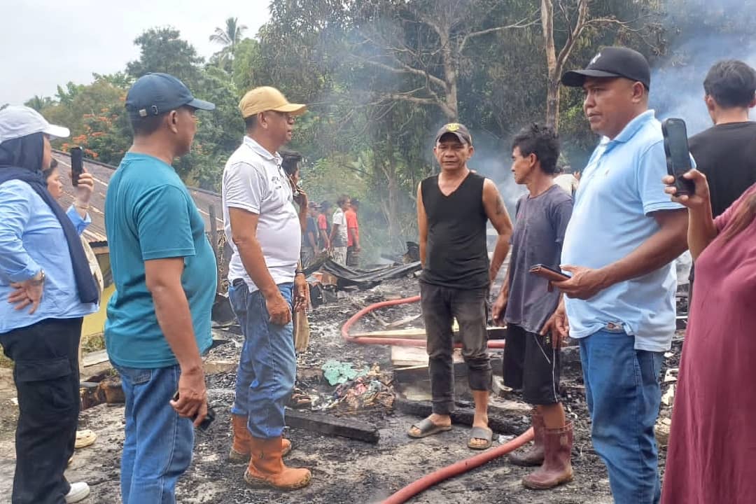 Bupati Boltim Oskar Manoppo meninjau lokasi kebakaran di Desa Buyandi