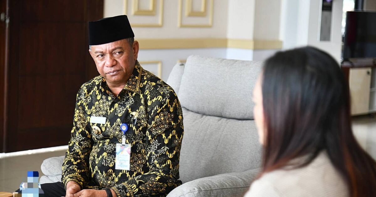 Bupati Boltim Oskar Manoppo menerima kunjungan Ombudsman Sulut di ruang kerja bupati, membahas peningkatan kualitas pelayanan publik.