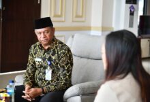 Bupati Boltim Oskar Manoppo menerima kunjungan Ombudsman Sulut di ruang kerja bupati, membahas peningkatan kualitas pelayanan publik.