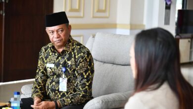 Bupati Boltim Oskar Manoppo menerima kunjungan Ombudsman Sulut di ruang kerja bupati, membahas peningkatan kualitas pelayanan publik.