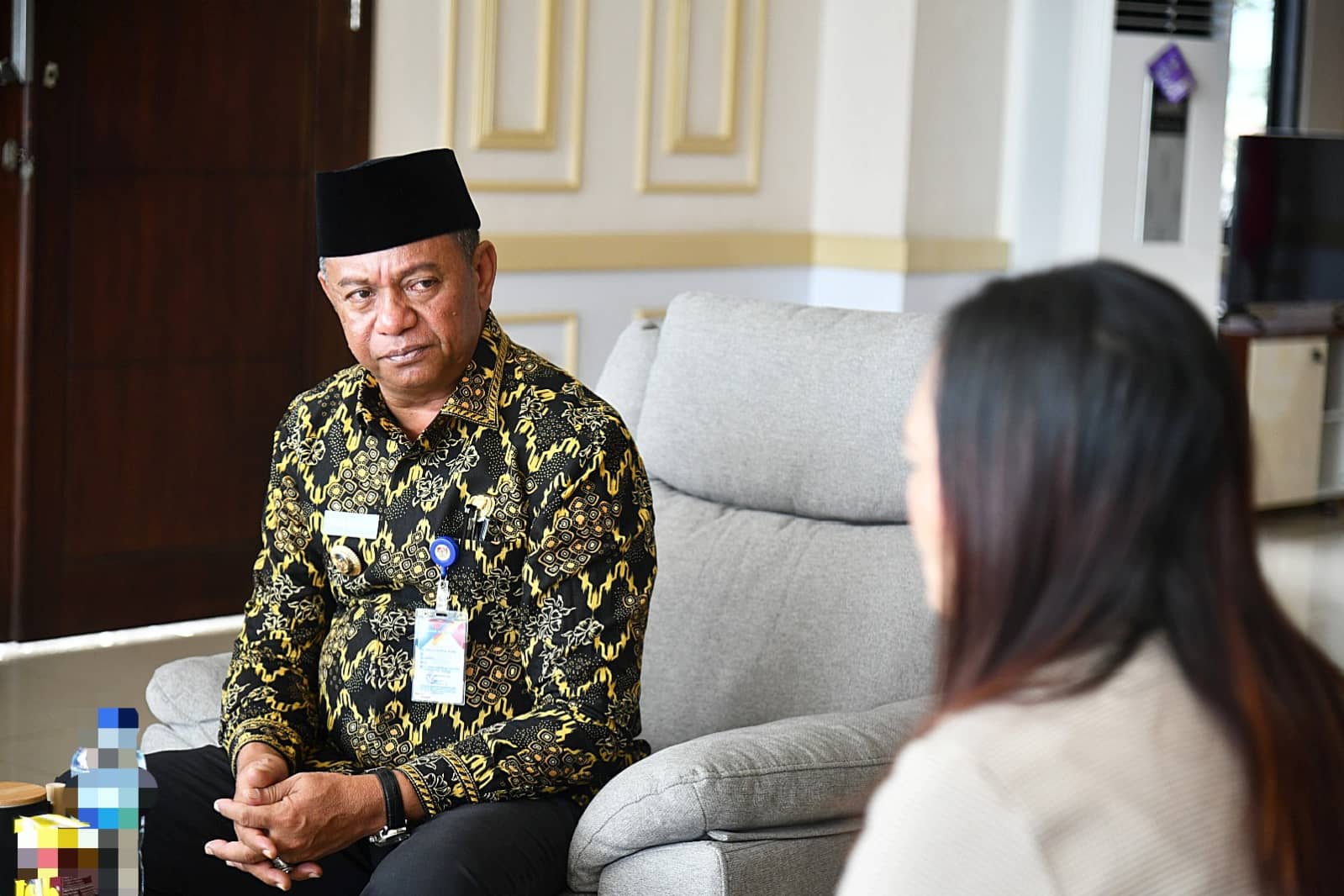 Bupati Boltim Oskar Manoppo menerima kunjungan Ombudsman Sulut di ruang kerja bupati, membahas peningkatan kualitas pelayanan publik.