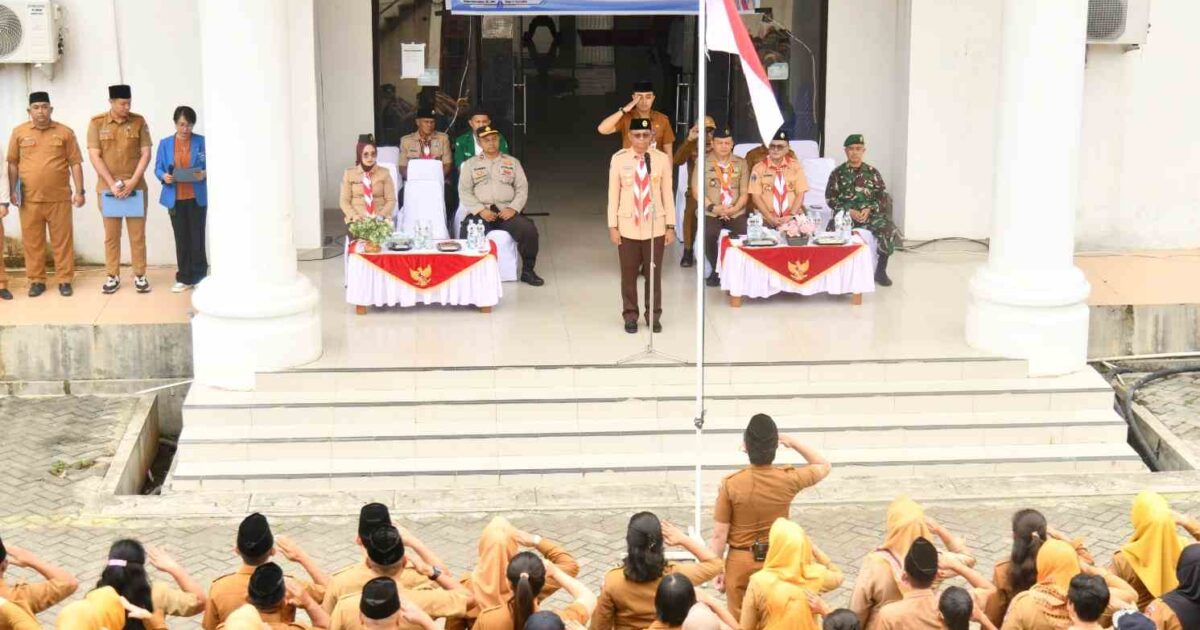 Bupati Boltim Oskar Manoppo berdiri sebagai Inspektur Upacara Hari Sumpah Pemuda ke-97