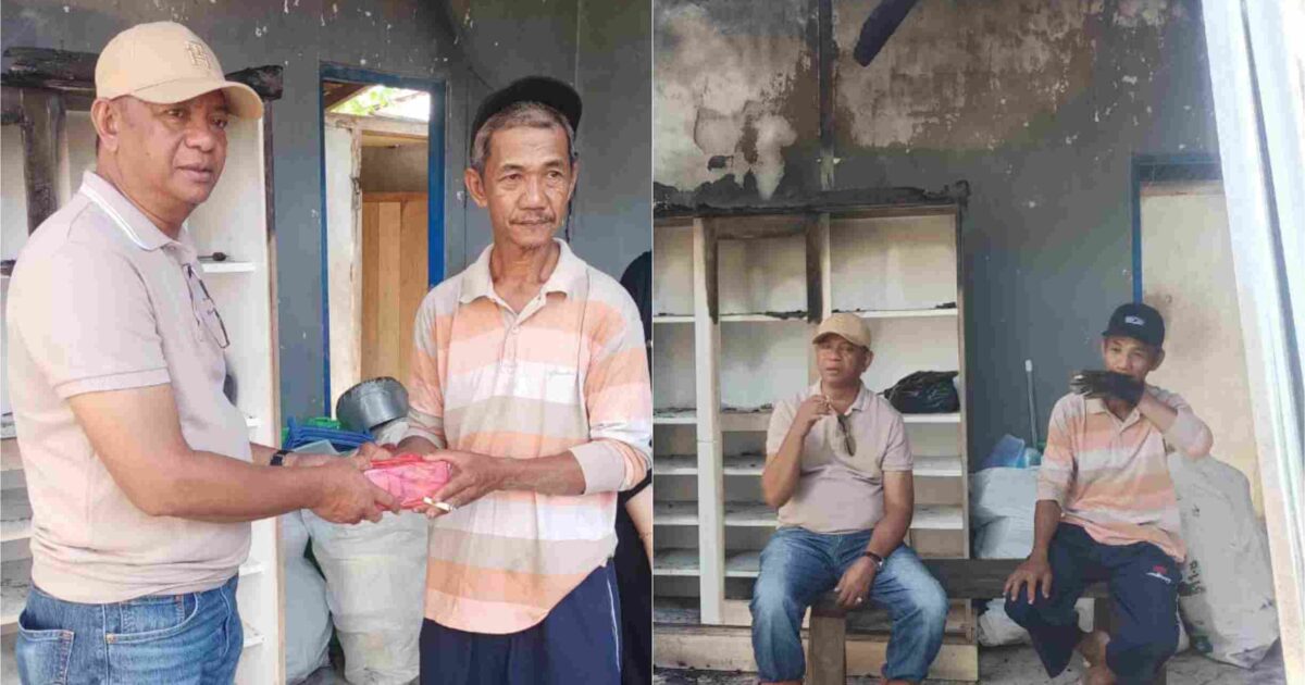 Bupati BoaImam Masjid Korban Kebakaran di Kotabunanltim Oskar Manoppo menyerahkan bantuan uang tunai kepada imam Masjid Al-Ikhlas di Kotabunan Barat