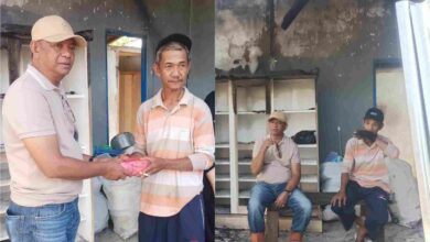 Bupati BoaImam Masjid Korban Kebakaran di Kotabunanltim Oskar Manoppo menyerahkan bantuan uang tunai kepada imam Masjid Al-Ikhlas di Kotabunan Barat