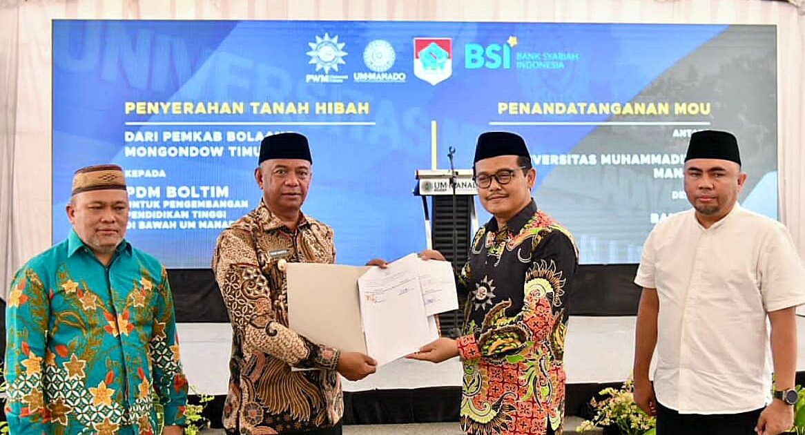 Bupati Boltim Oskar Manoppo menyerahkan hibah tanah kepada Muhammadiyah disaksikan Menteri Pendidikan RI