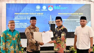 Bupati Boltim Oskar Manoppo menyerahkan hibah tanah kepada Muhammadiyah disaksikan Menteri Pendidikan RI