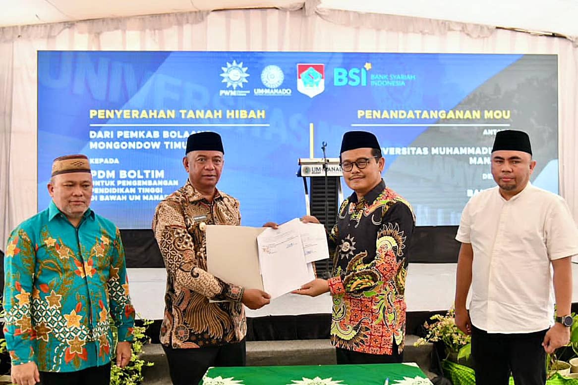 Bupati Boltim Oskar Manoppo menyerahkan hibah tanah kepada Muhammadiyah disaksikan Menteri Pendidikan RI