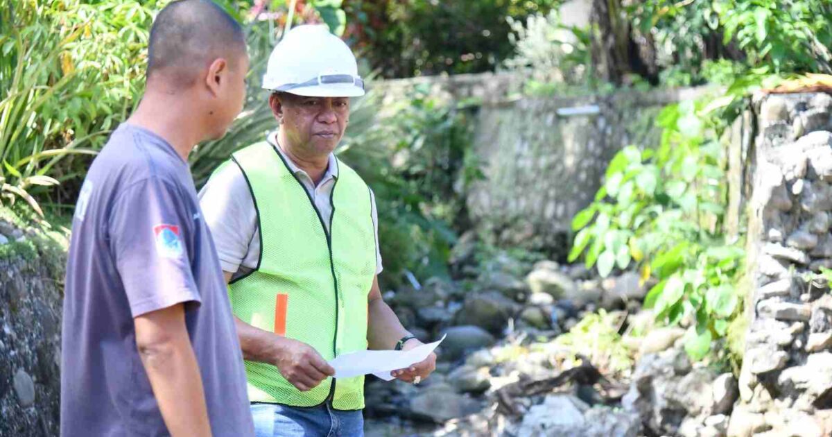 Bupati Bolaang Mongondow Timur (Boltim) Oskar Manoppo Tinjau pembangunan tanggul sungai di wilayah Dodap, Kecamatan Tutuyan.