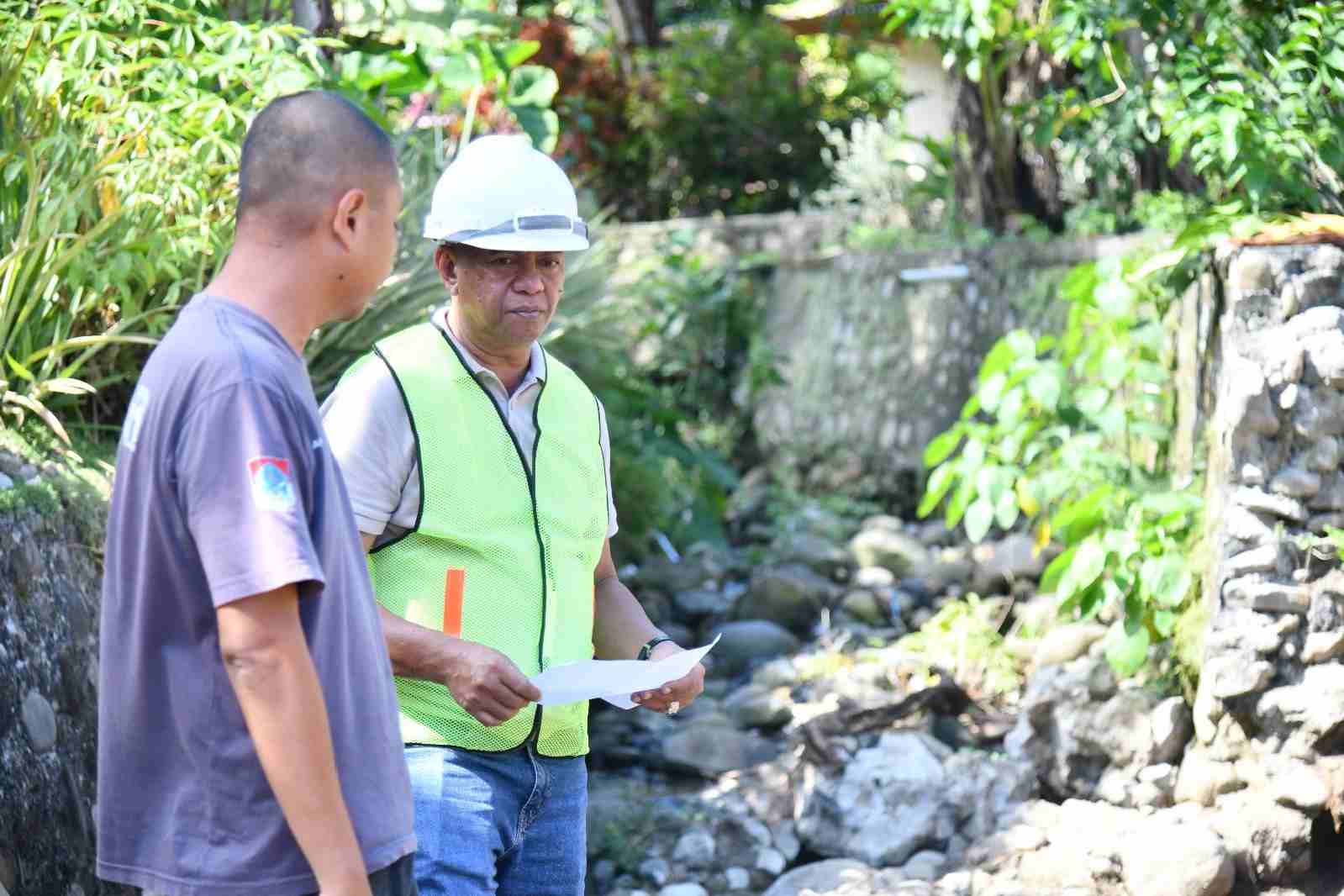 Bupati Bolaang Mongondow Timur (Boltim) Oskar Manoppo Tinjau pembangunan tanggul sungai di wilayah Dodap, Kecamatan Tutuyan.