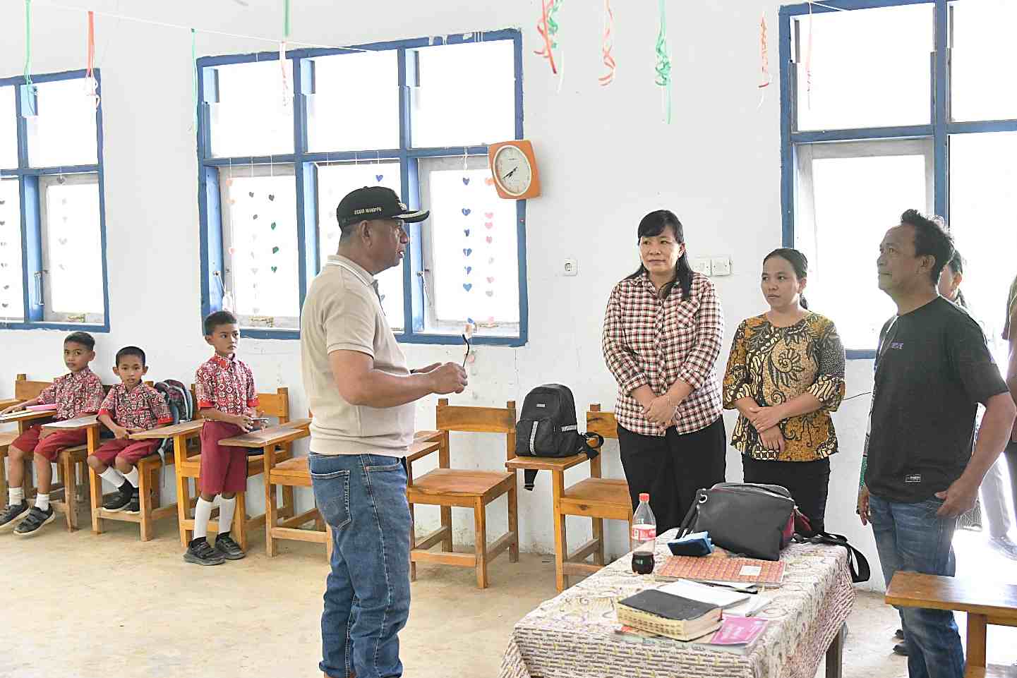 Bupati Boltim Oskar Manoppo meninjau pembangunan ruang kelas baru di SDN 1 Molobog Timur, Kecamatan Motongkad.
