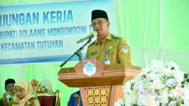 Bupati Boltim Oskar Manoppo saat memberikan warning atau peringatan kepada camat dan para sangadi di Tutuyan
