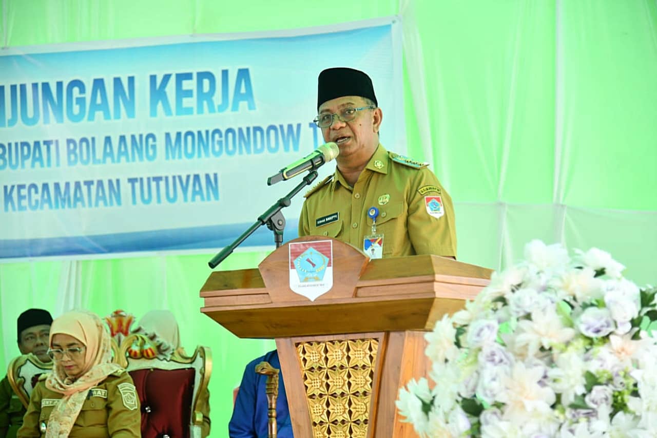 Bupati Boltim Oskar Manoppo saat memberikan warning atau peringatan kepada camat dan para sangadi di Tutuyan