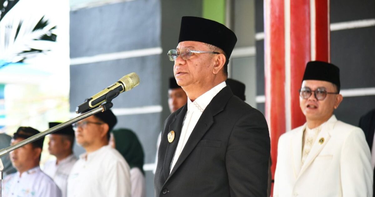 Bupati Boltim Oskar Manoppo memimpin upacara Hari Santri Nasional 2025 di halaman Kemenag Boltim