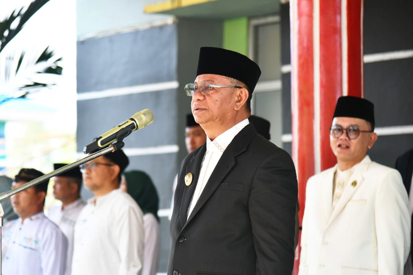 Bupati Boltim Oskar Manoppo memimpin upacara Hari Santri Nasional 2025 di halaman Kemenag Boltim