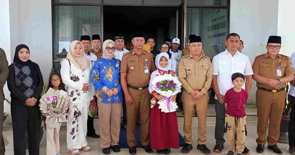 Dewi Athena disambut dengan prosesi adat di Kantor Bupati Boltim setelah meraih medali emas IMSCC di Korea Selatan.
