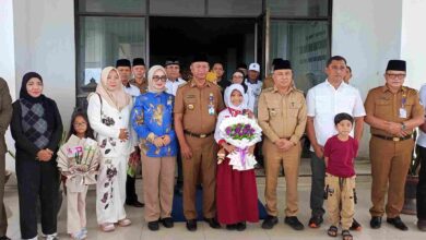 Dewi Athena disambut dengan prosesi adat di Kantor Bupati Boltim setelah meraih medali emas IMSCC di Korea Selatan.