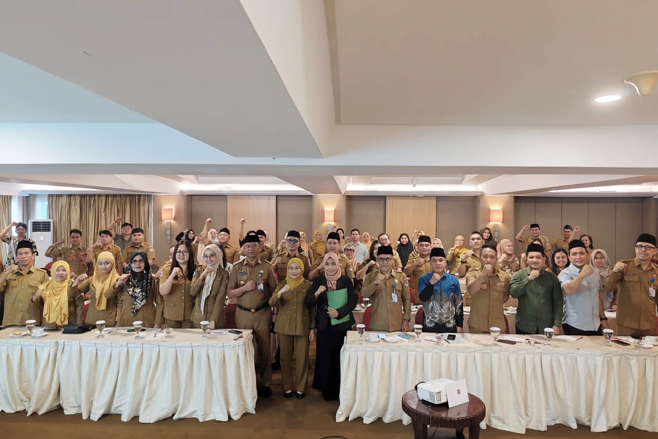 Bupati Boltim Oskar Manoppo berfoto bersama peserta dan kepala OPD setelah membuka Bimtek Keuangan Daerah di Manado.