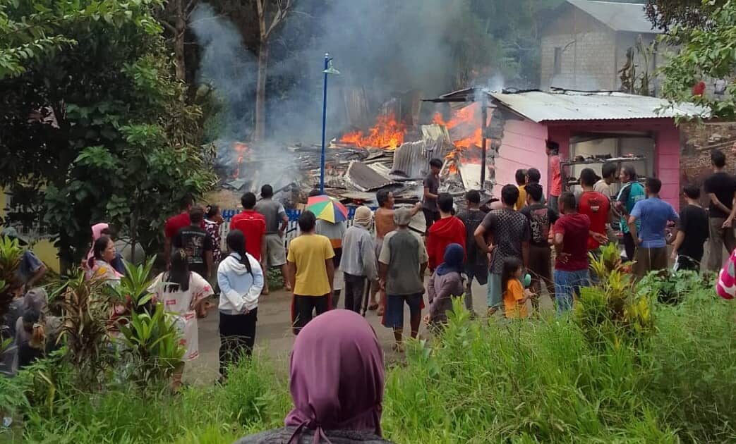 Kobaran api melanda rumah warga di Desa Buyandi Boltim