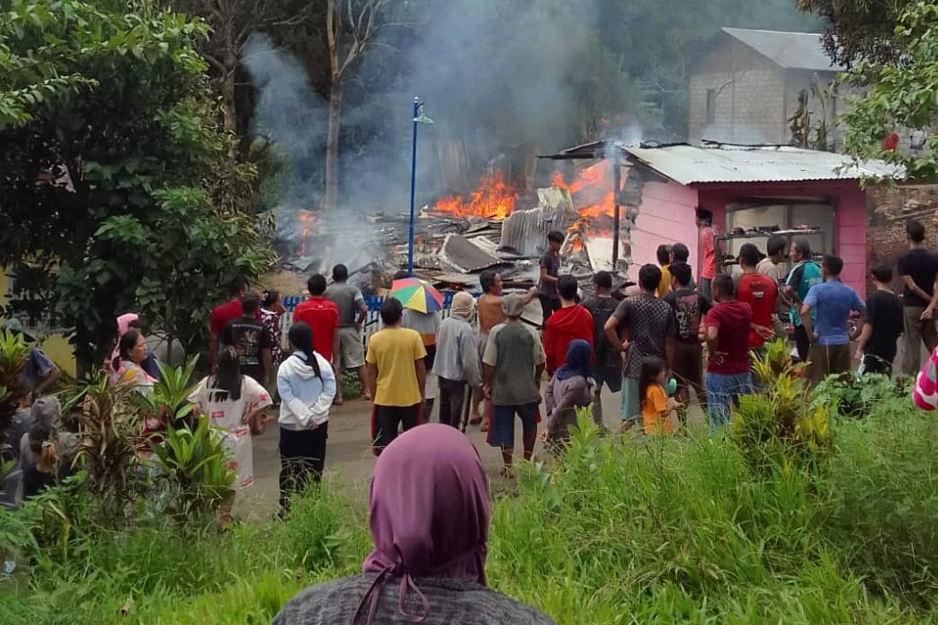 Kobaran api melanda rumah warga di Desa Buyandi Boltim
