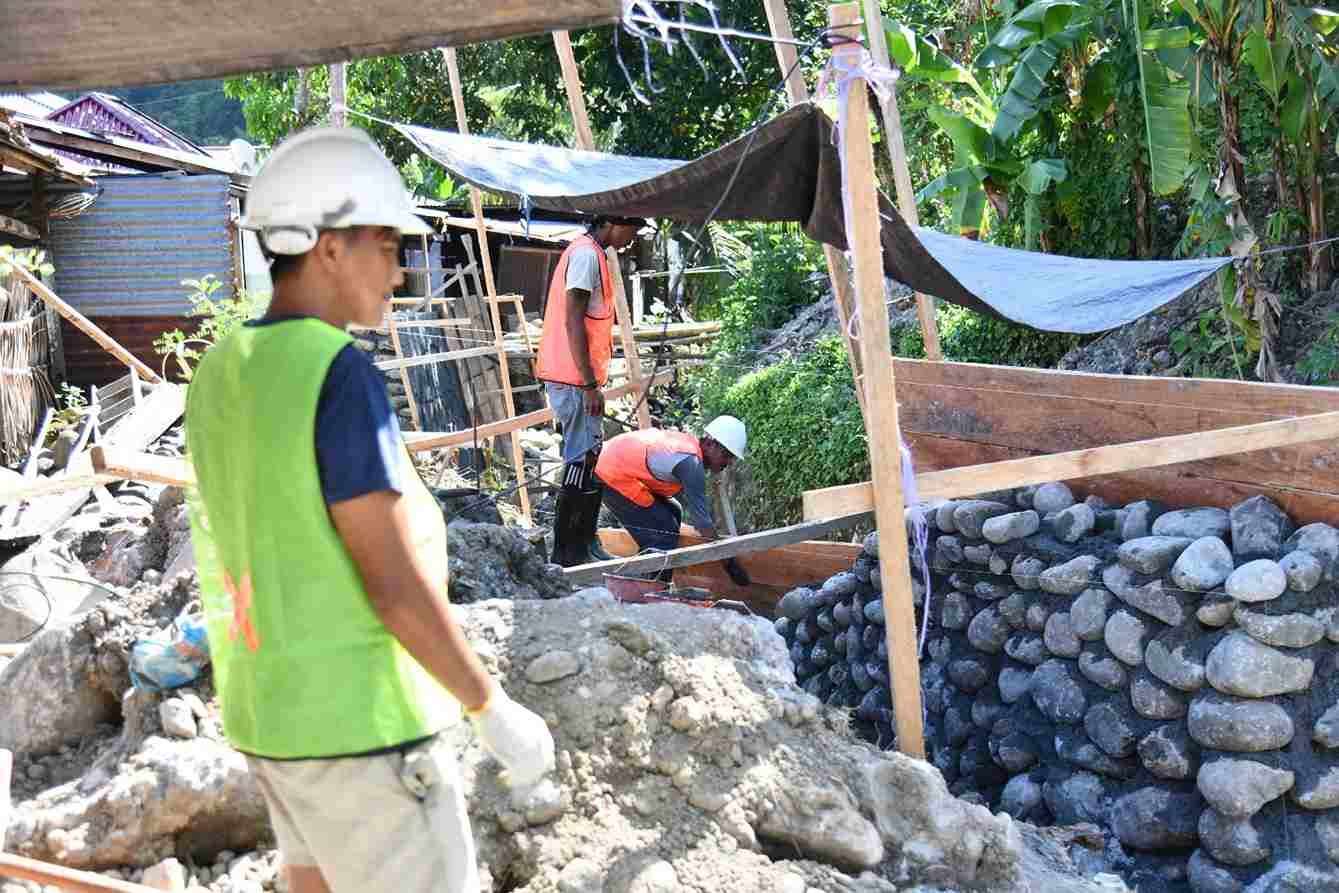Pekerja melaksanakan pembangunan tanggul sungai di Desa Dodap, Kecamatan Tutuyan, Boltim.
