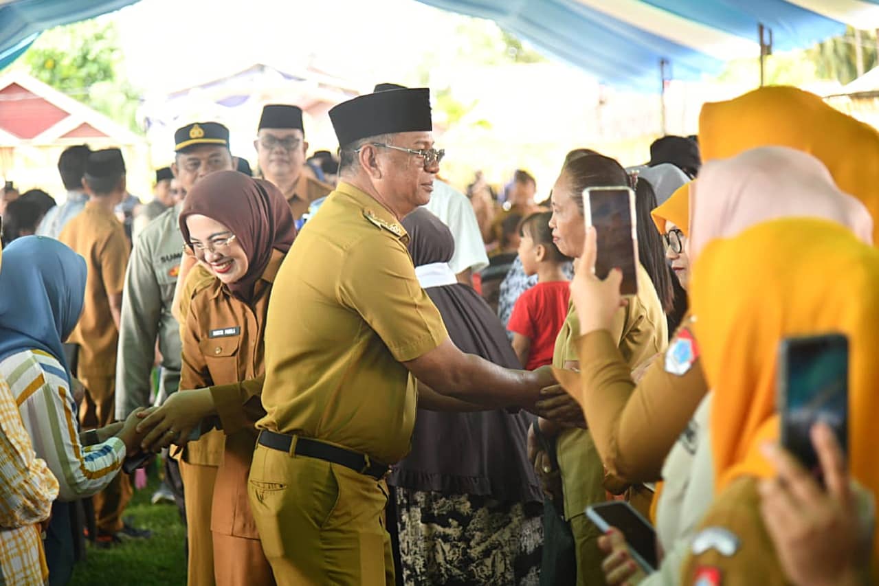 Rosita Pobela mendampingi Bupati Boltim Oskar Manoppo dalam kunjungan kerja di Tutuyan