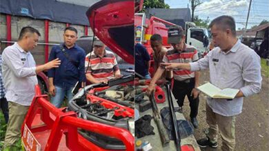 Wabup Argo Sumaiku meninjau perbaikan tiga unit mobil pemadam kebakaran milik Pemkab Boltim di Manado, Jumat 17 Oktober 2025