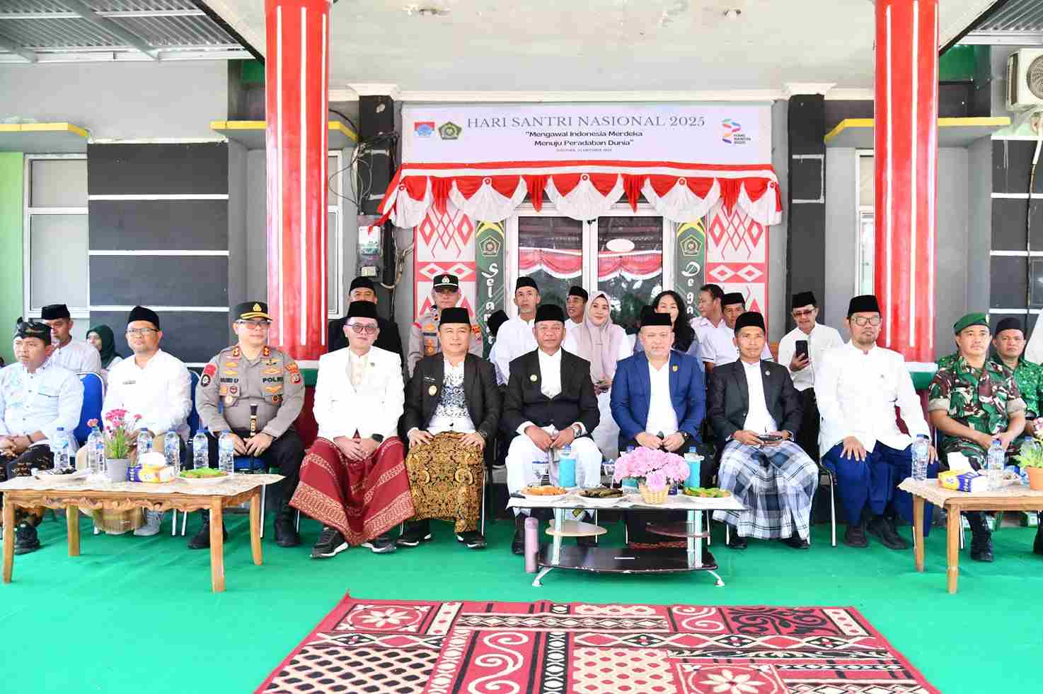 Wakil Bupati Boltim Argo Vinsensius Sumaiku tampak hadir mendampingi Bupati Oskar Manoppo saat upacara Hari Santri Nasional 2025 di Boltim