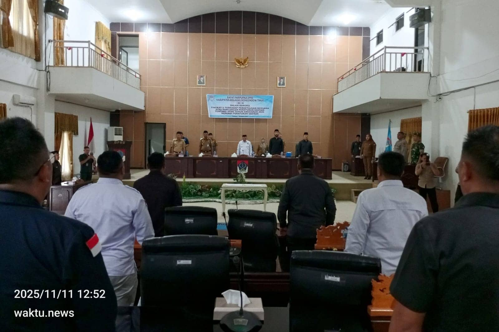 Anggota DPRD Boltim mengikuti rapat paripurna APBD 2026