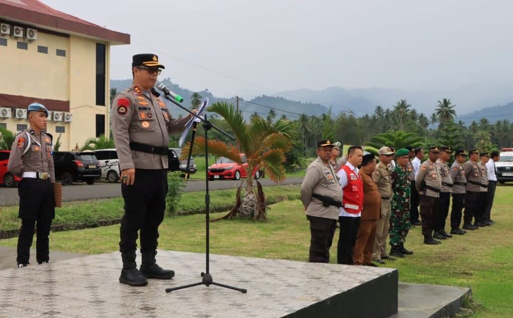 Kapolres Boltim AKBP Goldfried Hasiholan Pakpahan memimpin apel kesiapsiagaan penanggulangan bencana di lapangan Polres Boltim