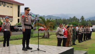 Kapolres Boltim AKBP Goldfried Hasiholan Pakpahan memimpin apel kesiapsiagaan penanggulangan bencana di lapangan Polres Boltim
