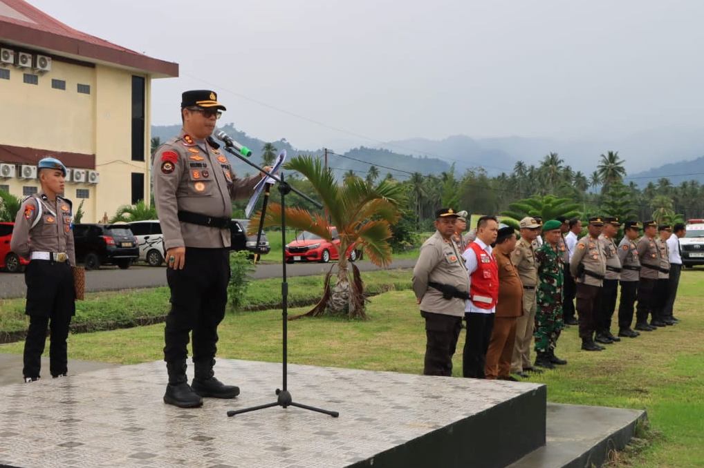 Kapolres Boltim AKBP Goldfried Hasiholan Pakpahan memimpin apel kesiapsiagaan penanggulangan bencana di lapangan Polres Boltim