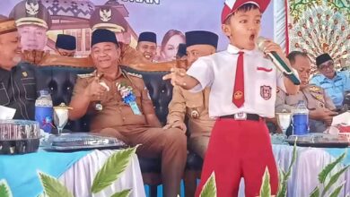 Arung Rahman membaca puisi Torotakon di Kotabunan