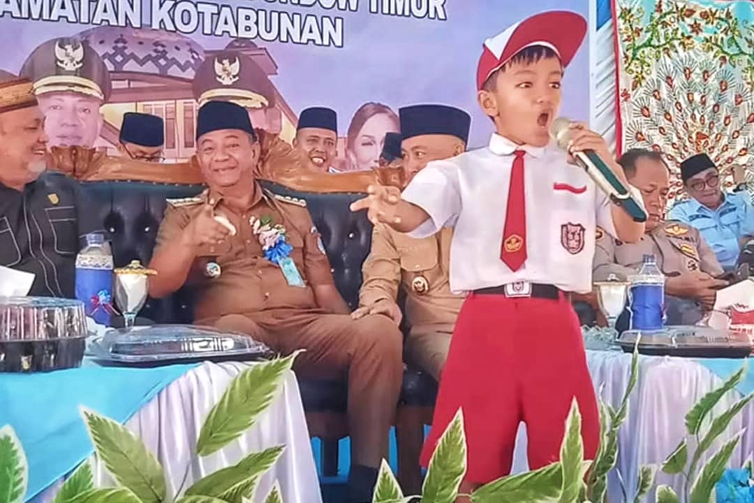 Arung Rahman membaca puisi Torotakon di Kotabunan
