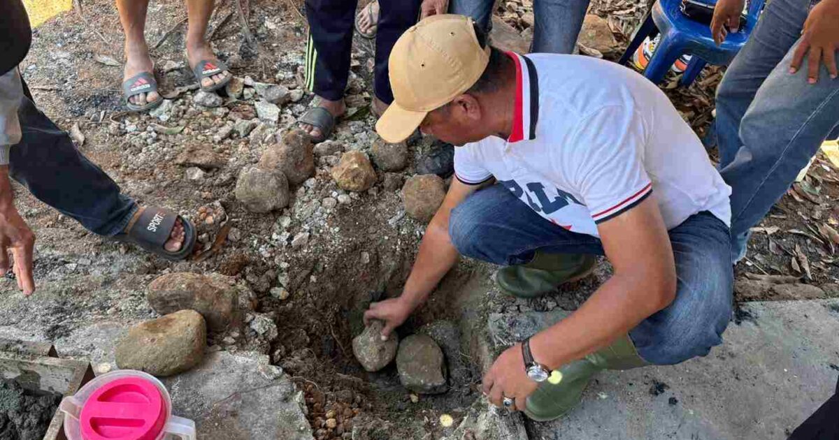 Bupati Boltim Oskar Manoppo meletakkan batu pertama pembangunan rumah korban kebakaran di Desa Buyandi