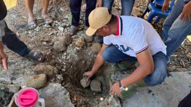 Bupati Boltim Oskar Manoppo meletakkan batu pertama pembangunan rumah korban kebakaran di Desa Buyandi