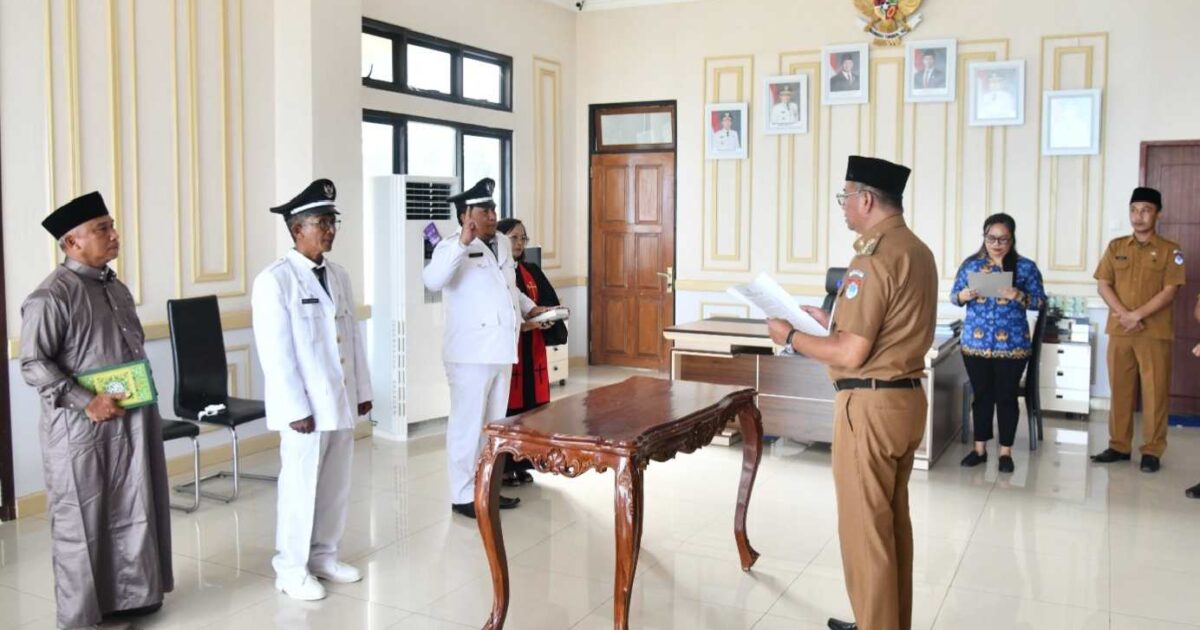 Bupati Boltim melantik dua Pj Sangadi di ruang kerja bupati