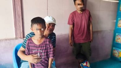 Bupati Boltim Oskar Manoppo meninjau anak yang fotonya viral di Tutuyan dengan wajah disamarkan.