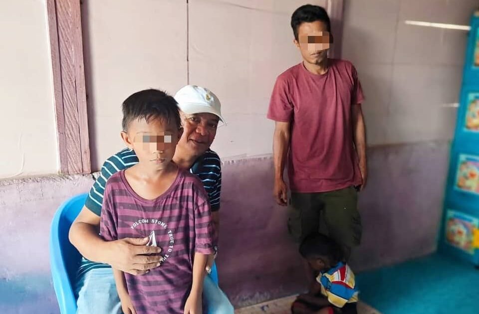 Bupati Boltim Oskar Manoppo meninjau anak yang fotonya viral di Tutuyan dengan wajah disamarkan.