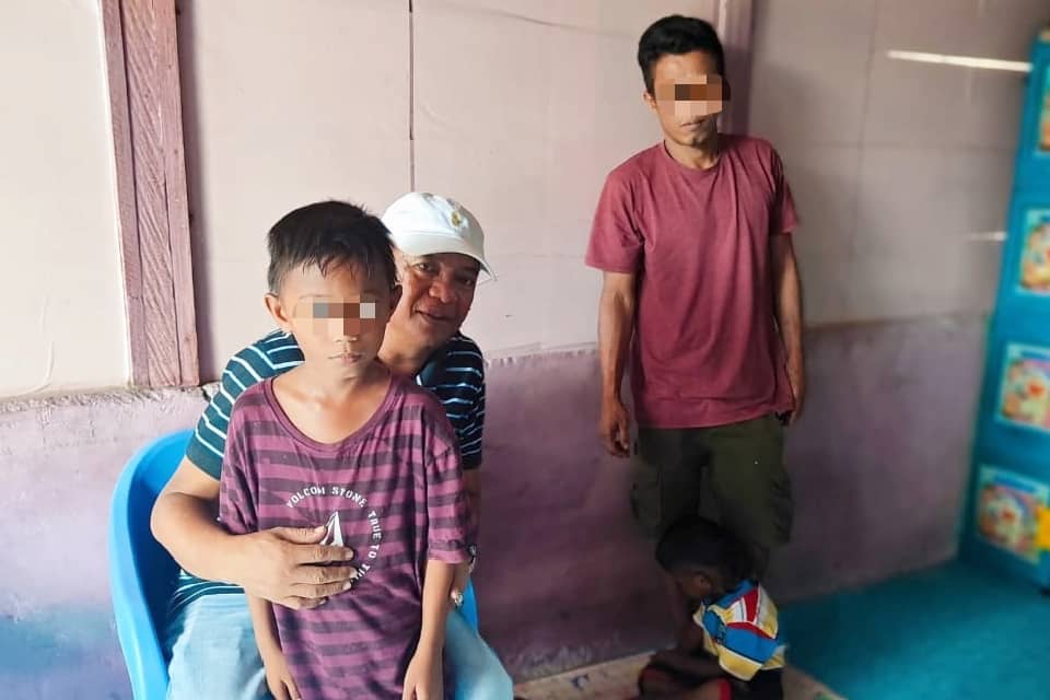 Bupati Boltim Oskar Manoppo meninjau anak yang fotonya viral di Tutuyan dengan wajah disamarkan.