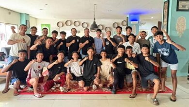 Bupati Oskar Manoppo bersama tim sepak bola Boltim Porprov Sulut 2025